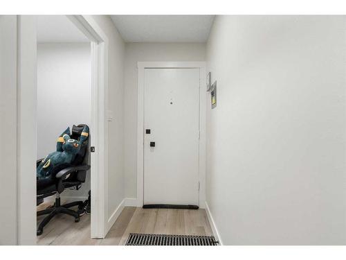 441-1305 Glenmore Trail Sw, Calgary, AB - Indoor Photo Showing Other Room