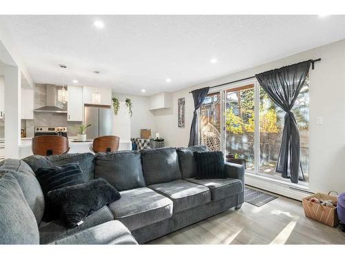 441-1305 Glenmore Trail Sw, Calgary, AB - Indoor Photo Showing Living Room