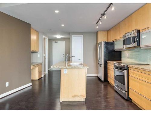 2205-215 13 Avenue Sw, Calgary, AB - Indoor Photo Showing Kitchen