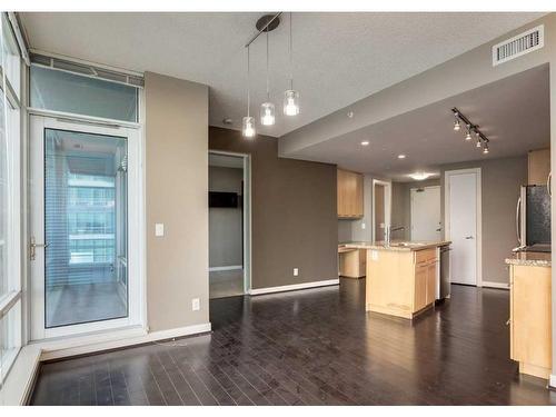 2205-215 13 Avenue Sw, Calgary, AB - Indoor Photo Showing Kitchen