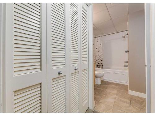 2205-215 13 Avenue Sw, Calgary, AB - Indoor Photo Showing Bathroom