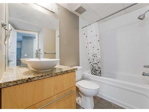 2205-215 13 Avenue Sw, Calgary, AB - Indoor Photo Showing Bathroom