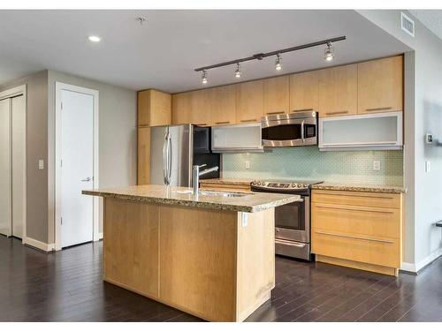 2205-215 13 Avenue Sw, Calgary, AB - Indoor Photo Showing Kitchen With Stainless Steel Kitchen