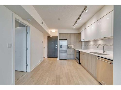 2102-930 6 Avenue Sw, Calgary, AB - Indoor Photo Showing Kitchen