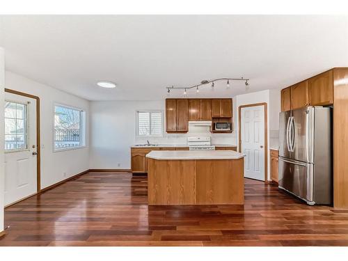 9 Harvest Park Place Ne, Calgary, AB - Indoor Photo Showing Kitchen