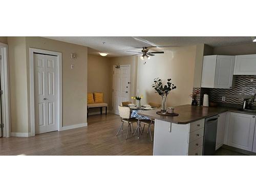 305-9 Country Village Bay Ne, Calgary, AB - Indoor Photo Showing Kitchen