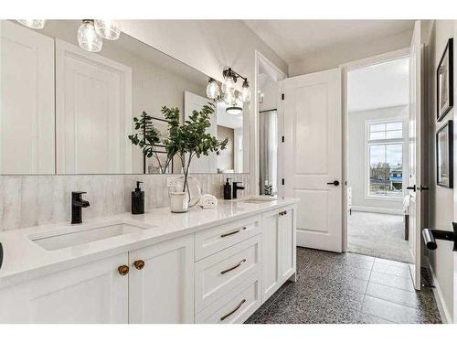 333 Bessborough Drive Sw, Calgary, AB - Indoor Photo Showing Bathroom