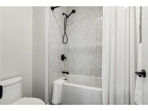 333 Bessborough Drive Sw, Calgary, AB - Indoor Photo Showing Bathroom