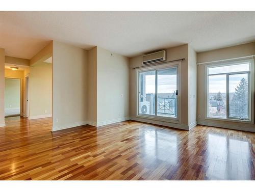 502-4 14 Street Nw, Calgary, AB - Indoor Photo Showing Other Room