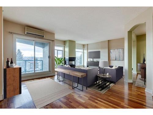 502-4 14 Street Nw, Calgary, AB - Indoor Photo Showing Living Room