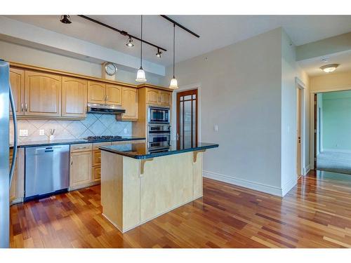 502-4 14 Street Nw, Calgary, AB - Indoor Photo Showing Kitchen With Upgraded Kitchen