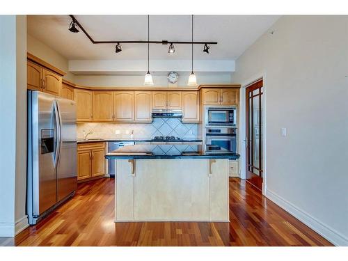 502-4 14 Street Nw, Calgary, AB - Indoor Photo Showing Kitchen