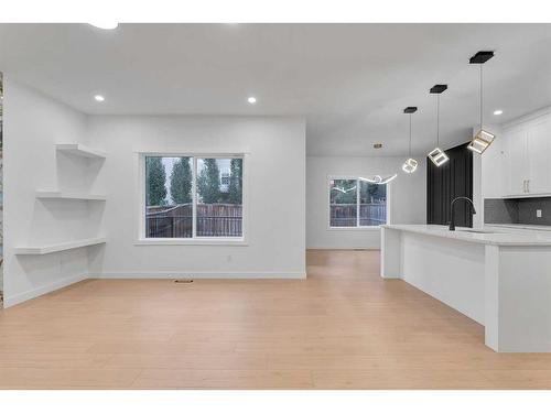 44 Auburn Glen Lane Se, Calgary, AB - Indoor Photo Showing Kitchen