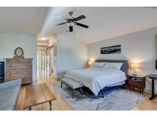 2224 9 Avenue Se, Calgary, AB - Indoor Photo Showing Bedroom