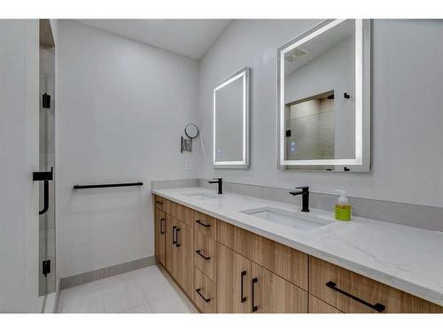 2224 9 Avenue Se, Calgary, AB - Indoor Photo Showing Bathroom