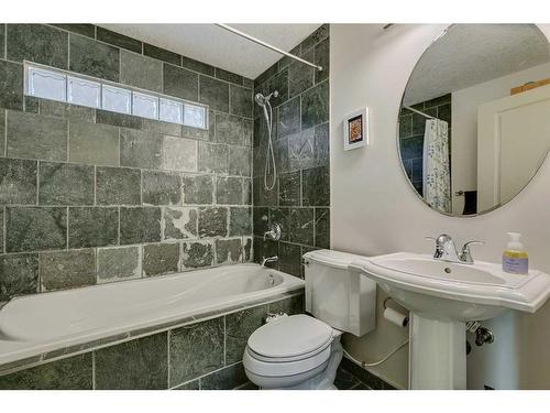 2224 9 Avenue Se, Calgary, AB - Indoor Photo Showing Bathroom