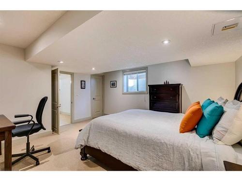 2224 9 Avenue Se, Calgary, AB - Indoor Photo Showing Bedroom