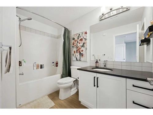 96 Magnolia Grove Se, Calgary, AB - Indoor Photo Showing Bathroom