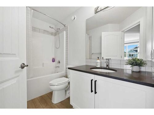 96 Magnolia Grove Se, Calgary, AB - Indoor Photo Showing Bathroom