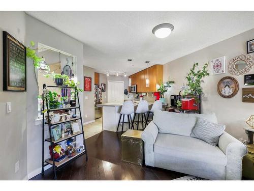 322-5115 Richard Road Sw, Calgary, AB - Indoor Photo Showing Living Room