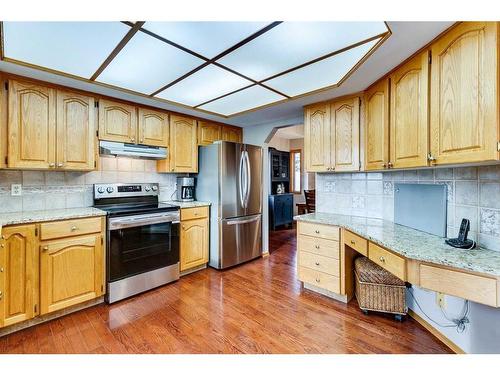 107 Hawkmount Close Nw, Calgary, AB - Indoor Photo Showing Kitchen