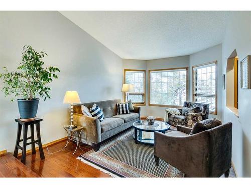 107 Hawkmount Close Nw, Calgary, AB - Indoor Photo Showing Living Room