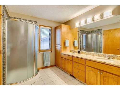 107 Hawkmount Close Nw, Calgary, AB - Indoor Photo Showing Bathroom