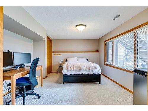 107 Hawkmount Close Nw, Calgary, AB - Indoor Photo Showing Bedroom