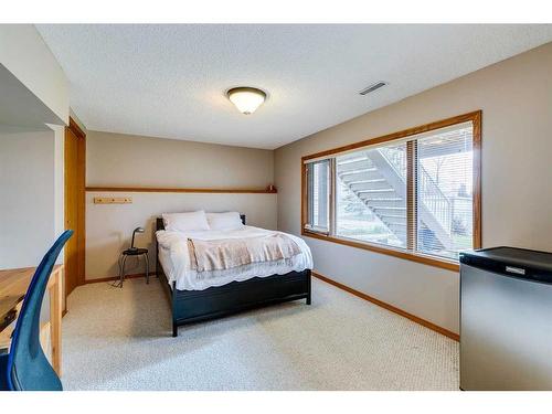 107 Hawkmount Close Nw, Calgary, AB - Indoor Photo Showing Bedroom