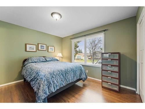 226 Midridge Crescent Se, Calgary, AB - Indoor Photo Showing Bedroom