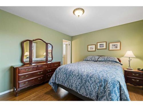 226 Midridge Crescent Se, Calgary, AB - Indoor Photo Showing Bedroom