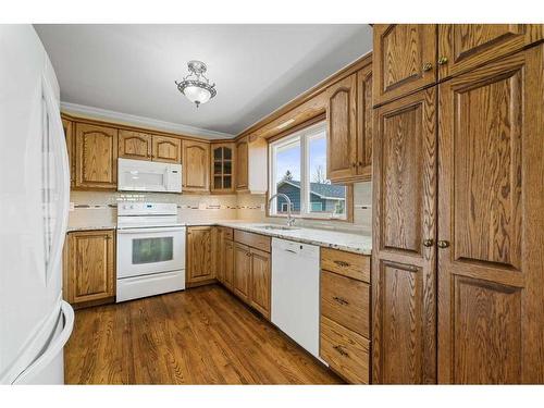 226 Midridge Crescent Se, Calgary, AB - Indoor Photo Showing Kitchen