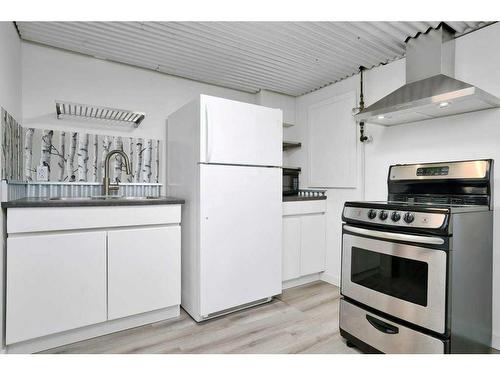 4921 54 Avenue, Olds, AB - Indoor Photo Showing Kitchen