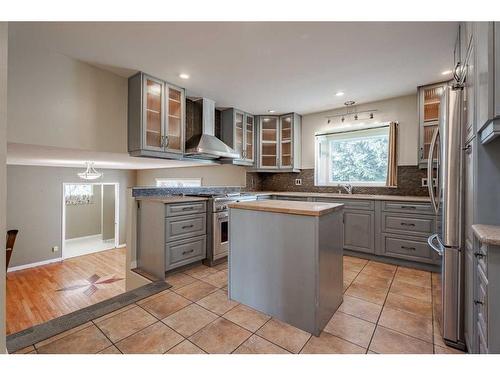 3235 Conrad Crescent Nw, Calgary, AB - Indoor Photo Showing Kitchen