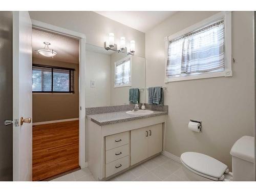 3235 Conrad Crescent Nw, Calgary, AB - Indoor Photo Showing Bathroom