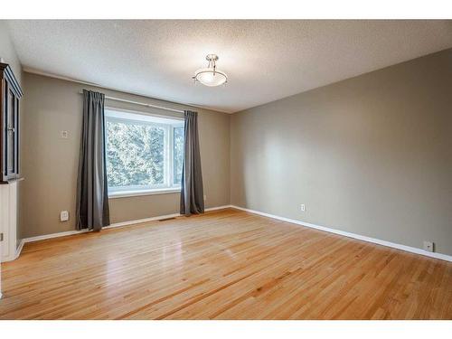 3235 Conrad Crescent Nw, Calgary, AB - Indoor Photo Showing Other Room