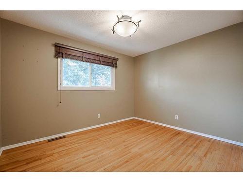 3235 Conrad Crescent Nw, Calgary, AB - Indoor Photo Showing Other Room