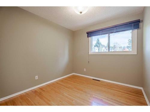 3235 Conrad Crescent Nw, Calgary, AB - Indoor Photo Showing Other Room