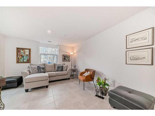 202-303 13 Avenue Sw, Calgary, AB - Indoor Photo Showing Living Room