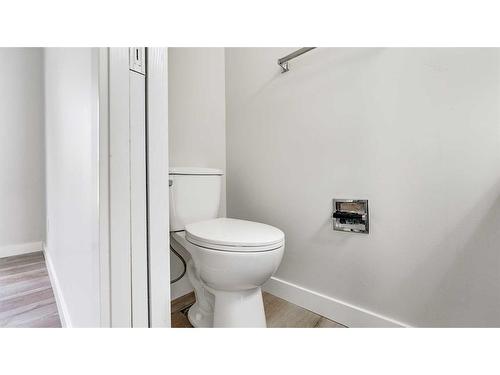 7 Doverglen Crescent Se, Calgary, AB - Indoor Photo Showing Bathroom