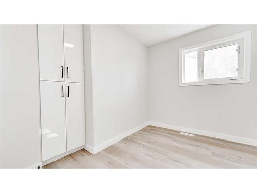 7 Doverglen Crescent Se, Calgary, AB - Indoor Photo Showing Other Room