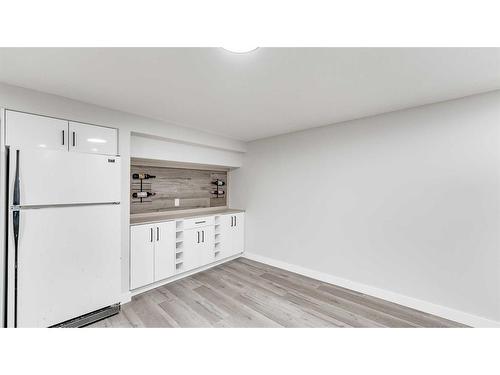 7 Doverglen Crescent Se, Calgary, AB - Indoor Photo Showing Kitchen