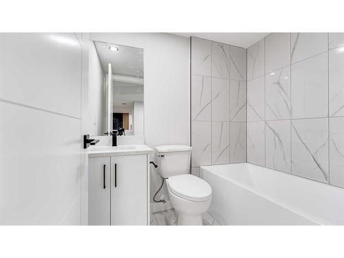 7 Doverglen Crescent Se, Calgary, AB - Indoor Photo Showing Bathroom