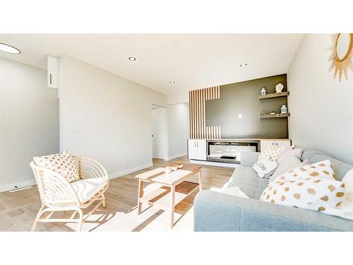 7 Doverglen Crescent Se, Calgary, AB - Indoor Photo Showing Living Room