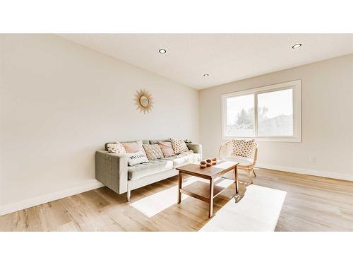 7 Doverglen Crescent Se, Calgary, AB - Indoor Photo Showing Living Room