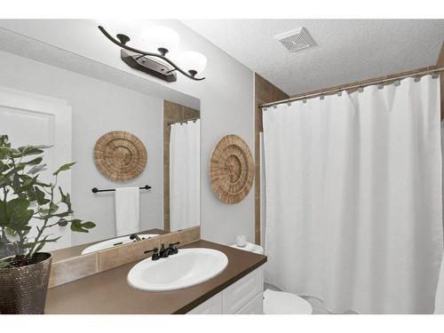 65 Springborough Boulevard Sw, Calgary, AB - Indoor Photo Showing Bathroom