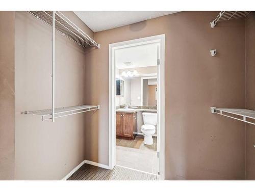 2215-16969 24 Street Sw, Calgary, AB - Indoor Photo Showing Bathroom