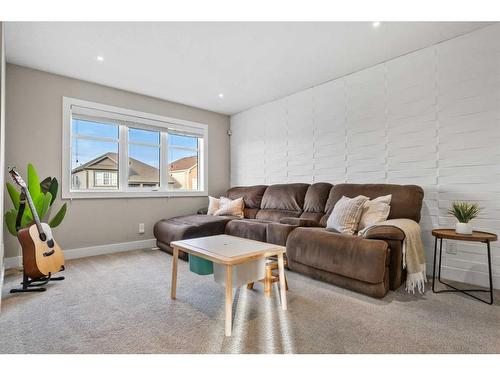 44 Windford Park Sw, Airdrie, AB - Indoor Photo Showing Living Room