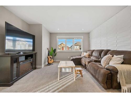 44 Windford Park Sw, Airdrie, AB - Indoor Photo Showing Living Room