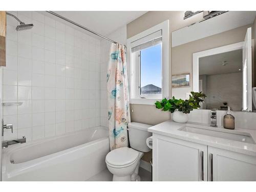 44 Windford Park Sw, Airdrie, AB - Indoor Photo Showing Bathroom